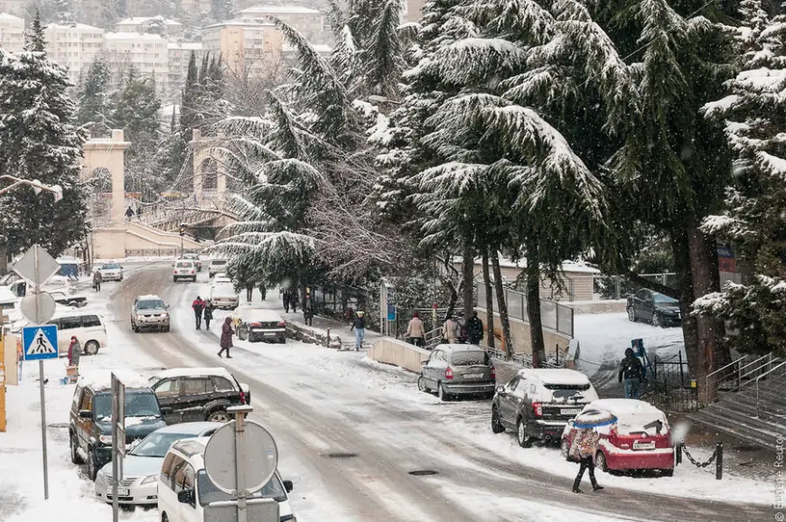 Мощный циклон обрушится на Сочи: трассы в горах закрываются одна за другой