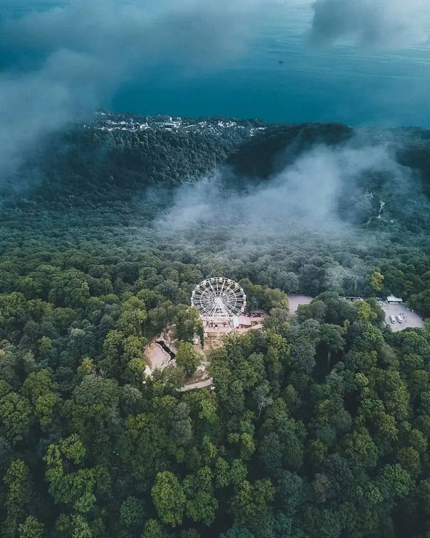 Колесо обозрения на горе Ахун в Сочи предлагает захватывающий вид с высоты 701 метра