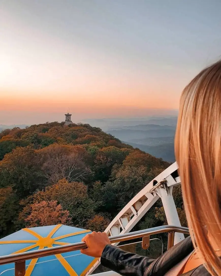 Колесо обозрения на горе Ахун в Сочи предлагает захватывающий вид с высоты 701 метра