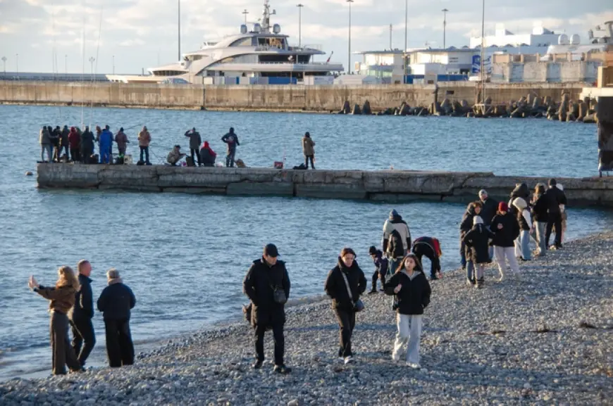 В Сочи из-за холодов запретили купание вне организованных купелей